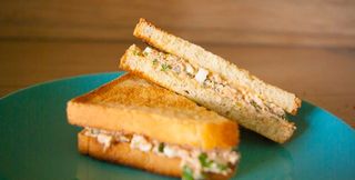 сэндвич с тунцом