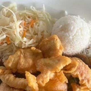 Kurczak w cieście sezamowym z ryżem