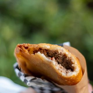 Empanada de molida y queso.