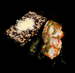 Свински стекчета с босилеково песто поднесени с шарен ориз (350г)