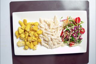 Chiken мир  куриное филе с соусом "Карри" пенне