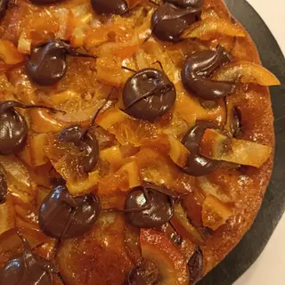Porción tarta naranja con chocolate