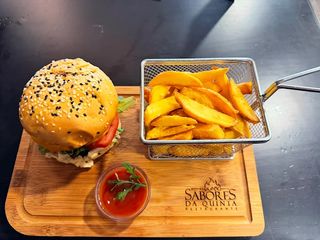 Hambúrguer Black Angus com Batatas Fritas