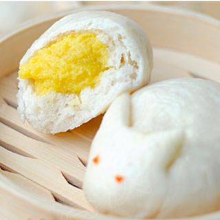 Coniglietti bao ripieni di crema e uova serviti con crema di latte