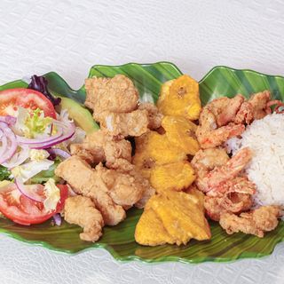 Camarones reventados con chicharrón de pescado 