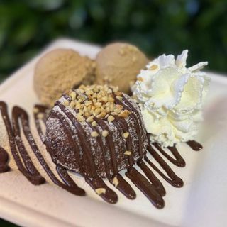 Tortino al cioccolato dal cuore caldo con il gelato 