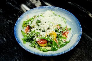 Salata din legume cu brânză