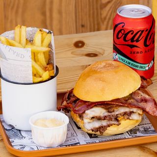 Combo Hamburguesa + Patatas + Bebida