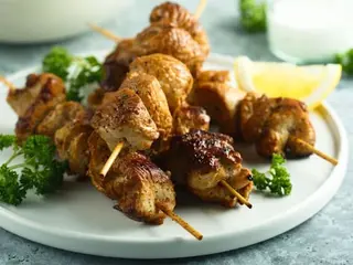 Pinchitos De Pollo Adobados Con Patatas (3 Uds.)