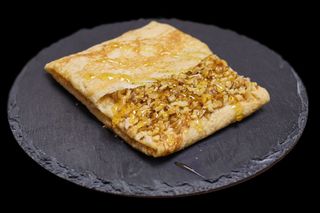 Crepe with honey and walnuts