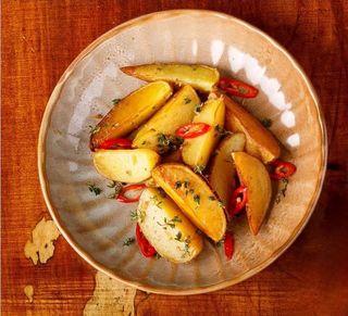 Cartofi copti cu usturoi și rozmarin