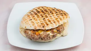 Punjena pljeskavica u BBQ sosu