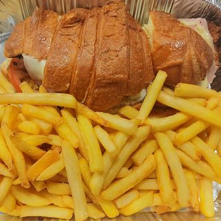 Menú: Croissant pechuga empanada especial + papas + bebid