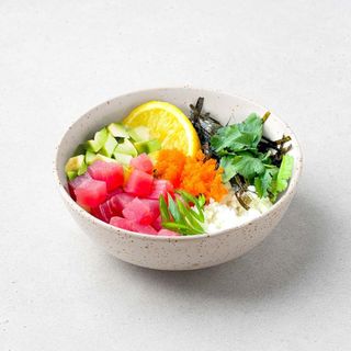 Боул з тунцем, авокадо та пікантним теріякі соусом