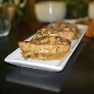 Свинска пържола с горски гъбки и печени картофи (400г)