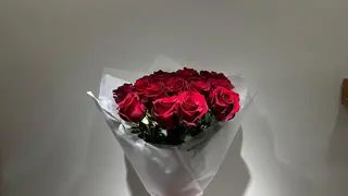 წითელი ჰოლანდიური ვარდის რომანდიული თაიგული