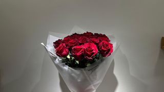წითელი ჰოლანდიური ვარდის რომანდიული თაიგული