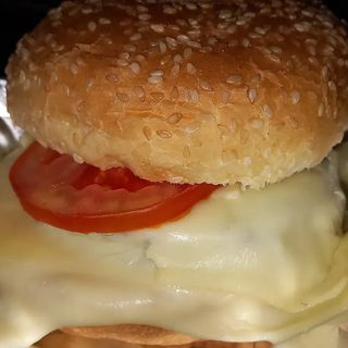 Hambúrguer com Queijo e Tomate
