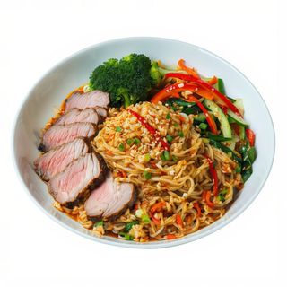 32. Tallarines Chinos a la Plancha con Ternera