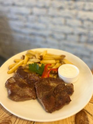 Ceafă de porc la grătar cu cartofi pai și sos usturoi