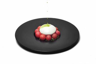 Ensalada Capresse con Stracciatella De Bufala Fresca, Pesto , Tomates Secos y Pistachos