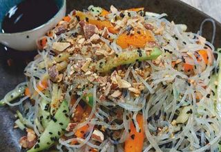 Салата с нудълс (400г)