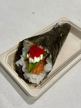 Temaki de salmón (1 pza.)