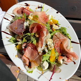 Салат з прошуто і сиром дор блю