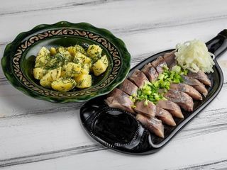 Оселедець матіас власного засолу з картоплею та маринованою цибулею (150/100/40g)