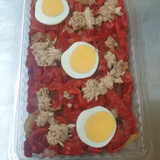 Ensalada de pimientos asados con atún y huevo