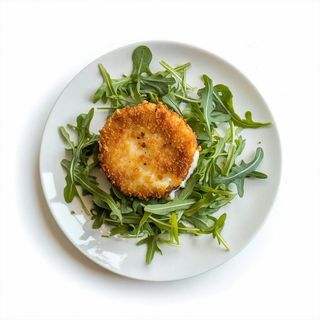 Smażony camembert podany na sałacie