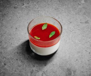 პუდინგი კენკრის სოუსით