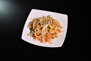 60. Udon saltato con verdura mista
