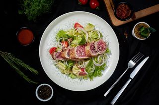 Salată cu ton roșu