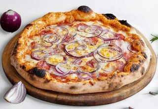 Pizza al salame e cipolla