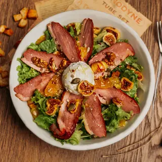 Salată cu piept de rață, brânză de capră și smochine