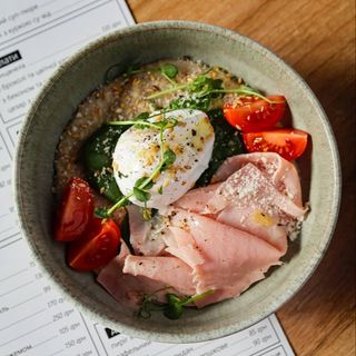 Солона вівсянка з яйцем пашот та прошуто кото