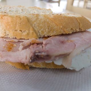 Bocadillo de pata y aceite