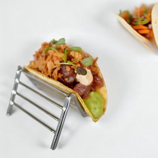 Tacos de tartar de atún con guacamole, mayonesa de chipotle y cebolla crispy (2 ud.)