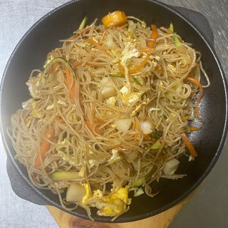 34 Spaghetti di riso con frutti di mare alla piastra