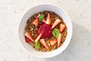 Вівсяна вівсянка з соусом малина-фісташка, 400 г