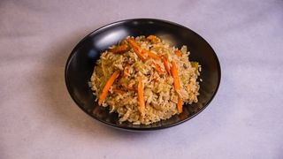 Pirinač pržen sa kukuruzom šećercem i graškom