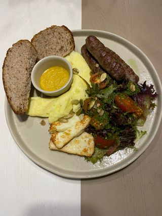 ОМЛЕТ З КОВБАСКАМИ ТА СИРОМ ХАЛУМІ (350г)