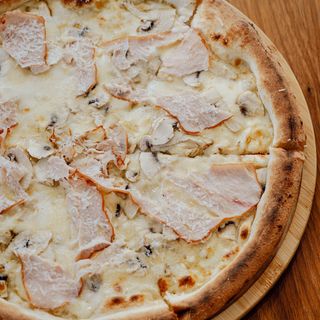 с копченой индейкой и соусом Альфредо