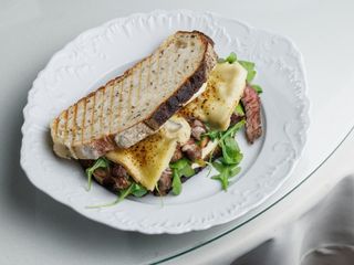 Стейк сендвіч з Бразильської яловичини та сиром раклет (360г)