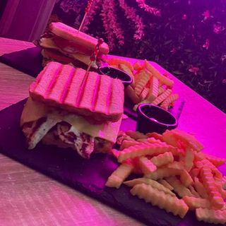 Sándwich De Pollo Con Patatas