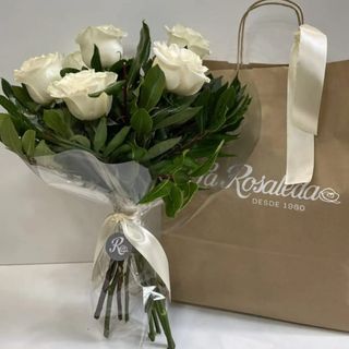 RAMO ROSAS BLANCAS 6 TALLOS