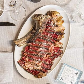Chuleta de carne roja asturiana con guarnición