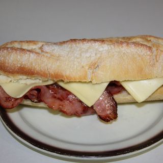 BOCADILLO DE BACON CON QUESO