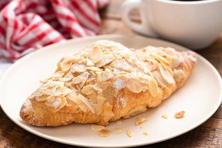 Cornetto mandorlato farcito con crema pasticcera